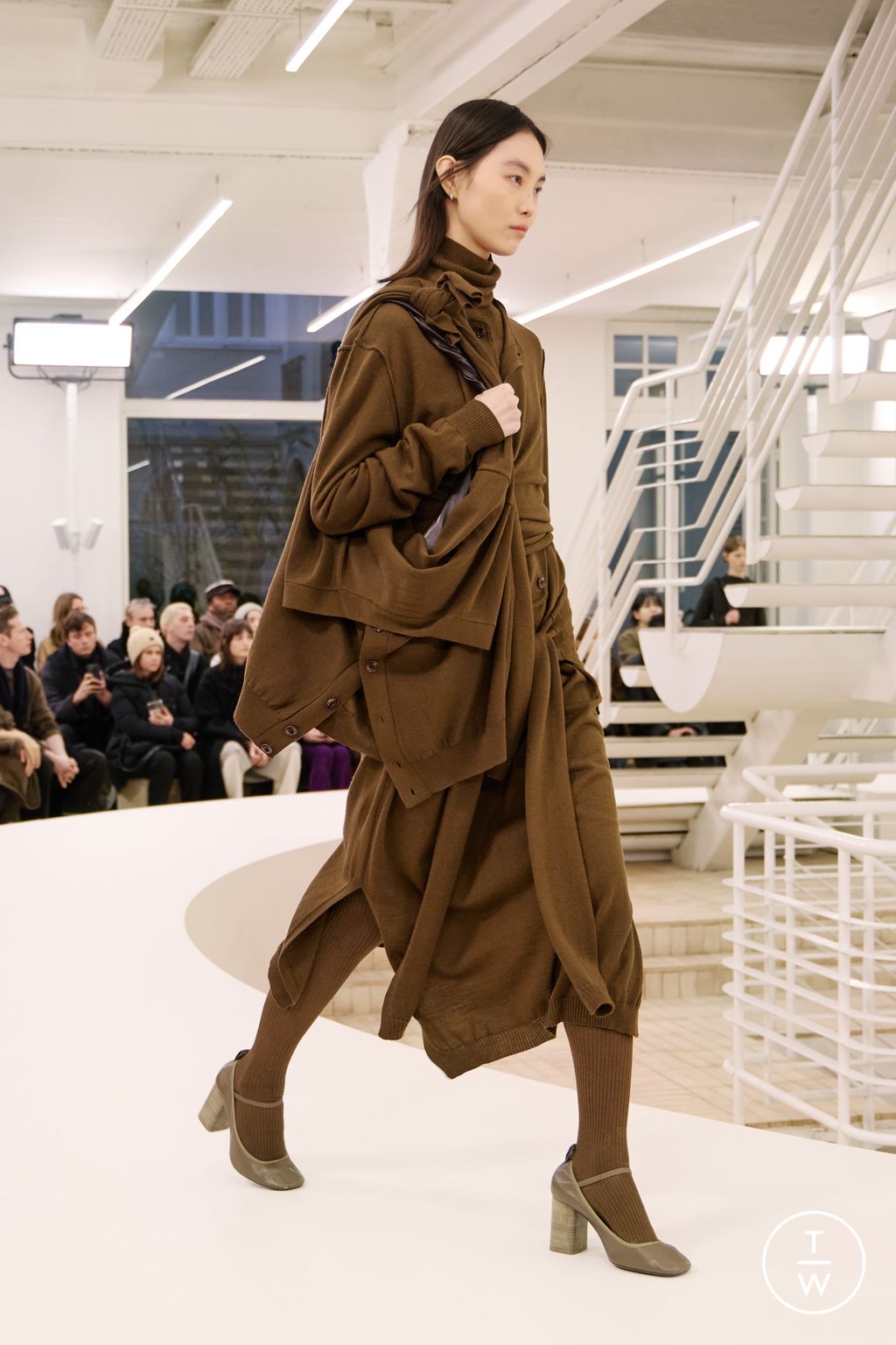 Fashion Week Paris Fall/Winter 2024 look 13 de la collection Lemaire menswear