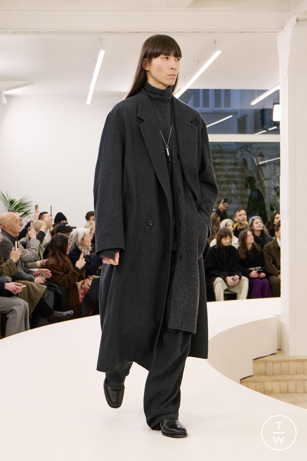Fashion Week Paris Fall/Winter 2024 look 15 de la collection Lemaire menswear