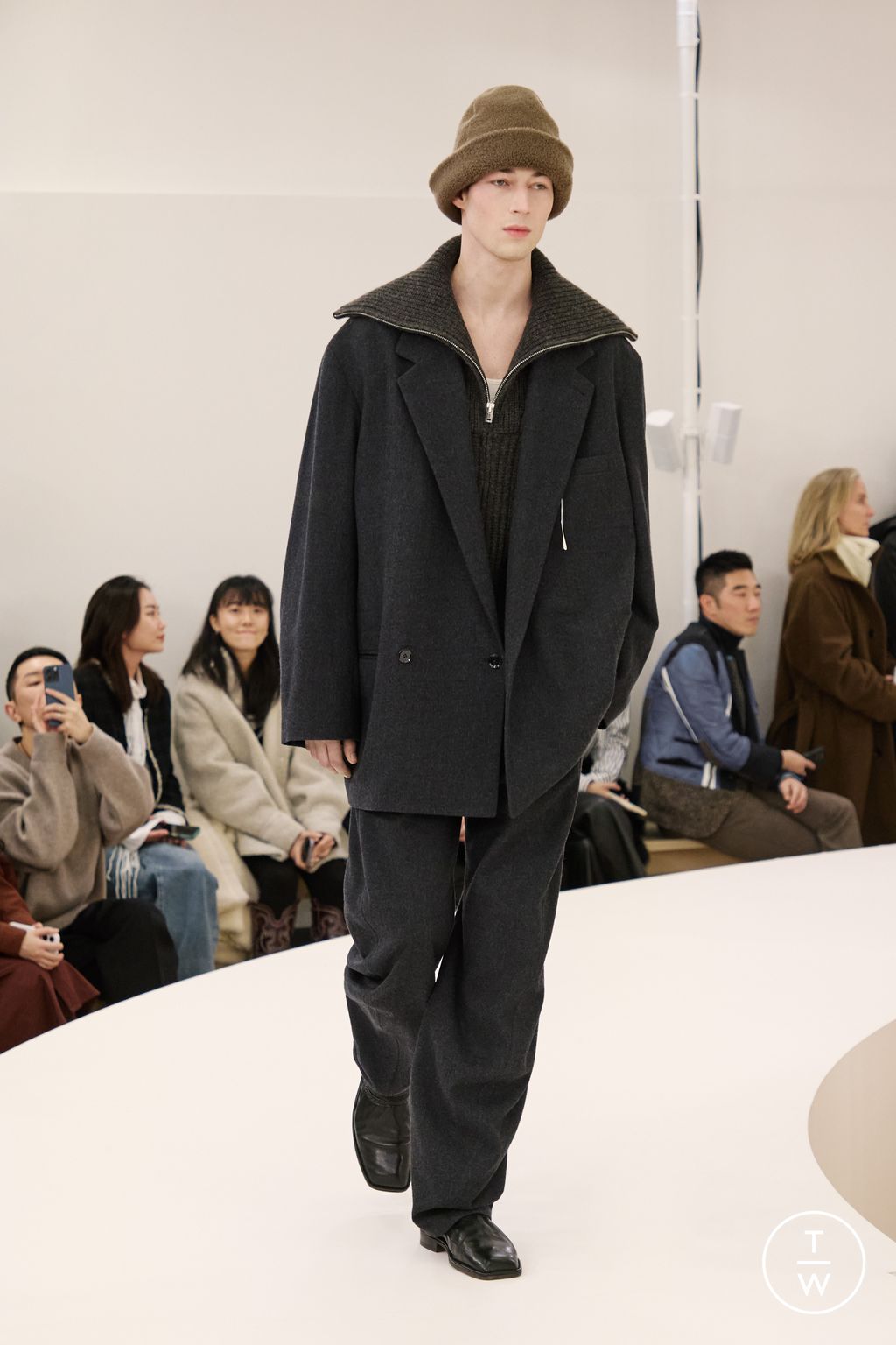 Fashion Week Paris Fall/Winter 2024 look 17 from the Lemaire collection menswear