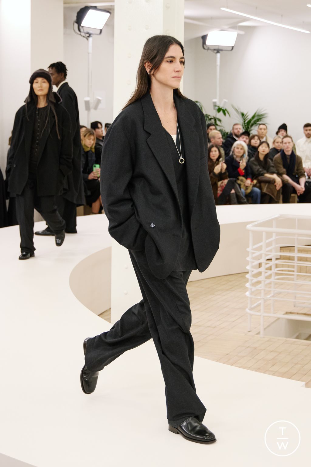 Fashion Week Paris Fall/Winter 2024 look 18 de la collection Lemaire menswear
