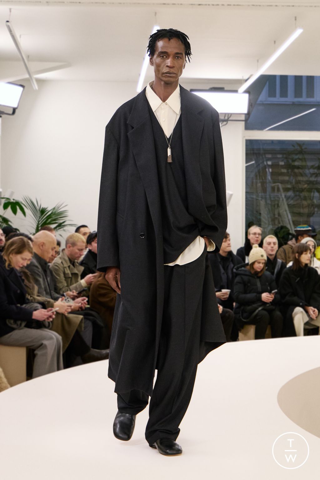 Fashion Week Paris Fall/Winter 2024 look 19 de la collection Lemaire menswear
