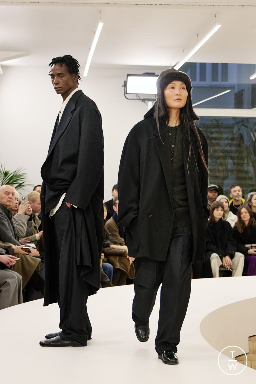 Fashion Week Paris Fall/Winter 2024 look 20 de la collection Lemaire menswear