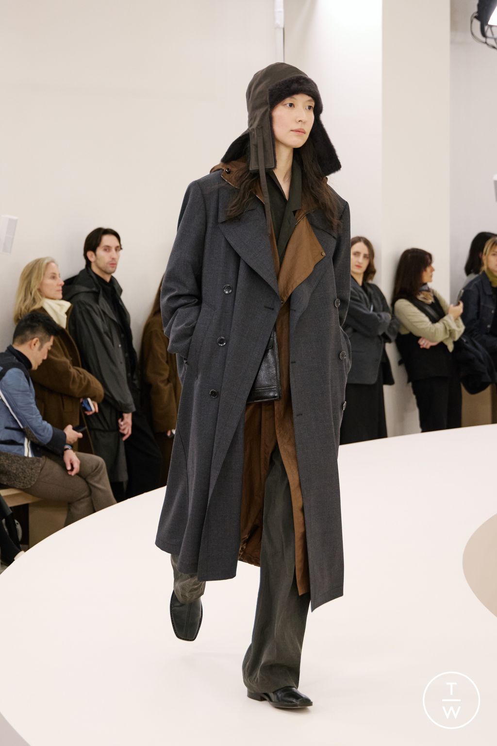 Fashion Week Paris Fall/Winter 2024 look 23 de la collection Lemaire menswear