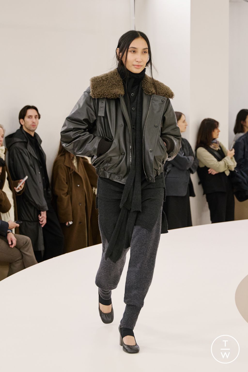 Fashion Week Paris Fall/Winter 2024 look 24 de la collection Lemaire menswear