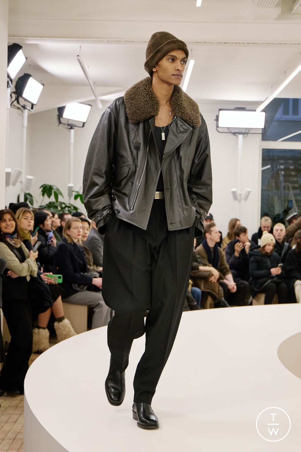 Fashion Week Paris Fall/Winter 2024 look 25 from the Lemaire collection 男装