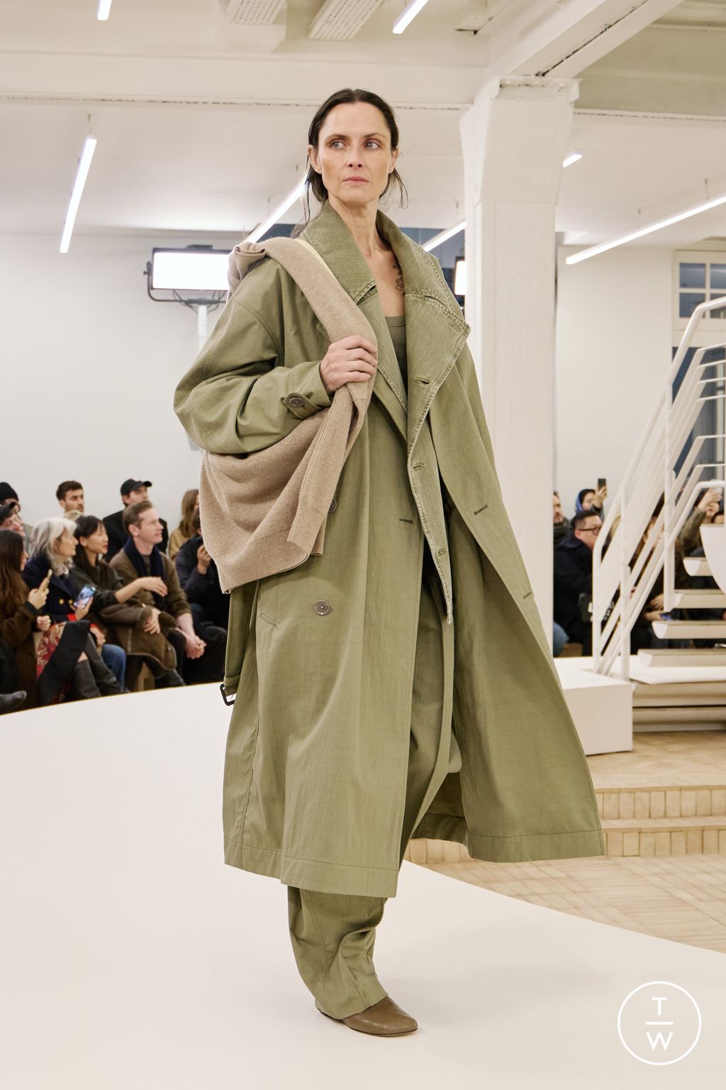 Fashion Week Paris Fall/Winter 2024 look 26 de la collection Lemaire menswear