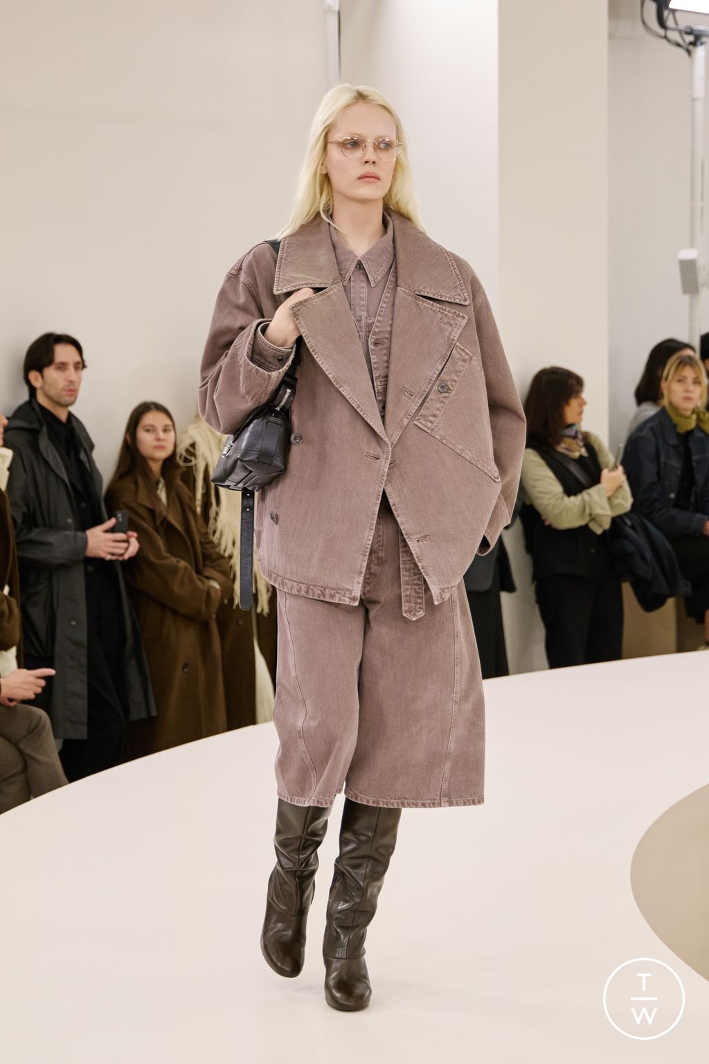 Fashion Week Paris Fall/Winter 2024 look 28 de la collection Lemaire menswear