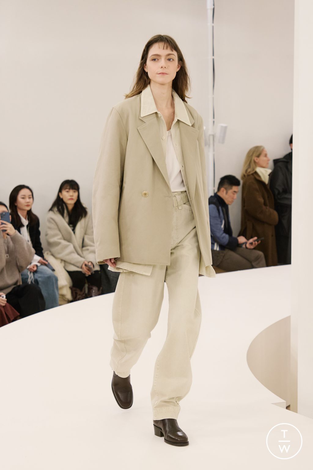 Fashion Week Paris Fall/Winter 2024 look 29 de la collection Lemaire menswear