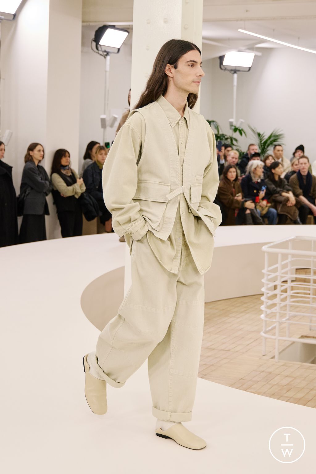 Fashion Week Paris Fall/Winter 2024 look 30 de la collection Lemaire menswear