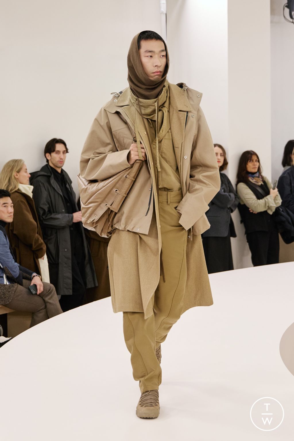 Fashion Week Paris Fall/Winter 2024 look 31 de la collection Lemaire menswear
