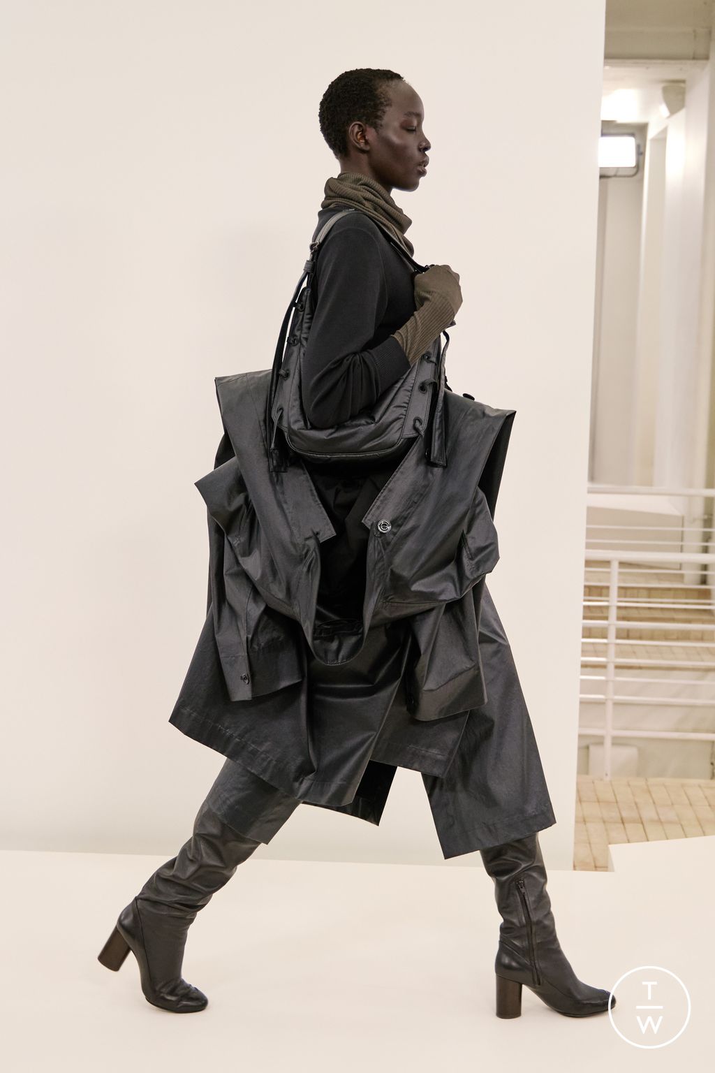 Fashion Week Paris Fall/Winter 2024 look 34 from the Lemaire collection 男装