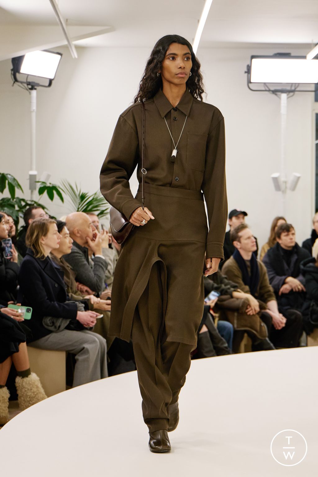 Fashion Week Paris Fall/Winter 2024 look 35 de la collection Lemaire menswear