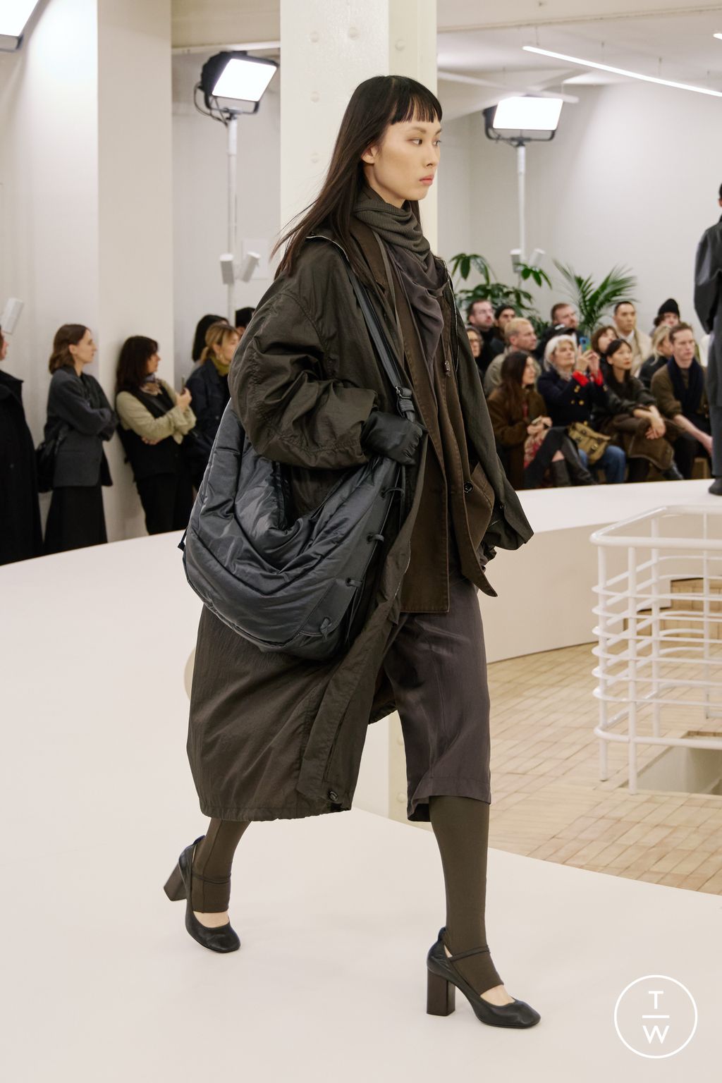 Fashion Week Paris Fall/Winter 2024 look 36 de la collection Lemaire menswear