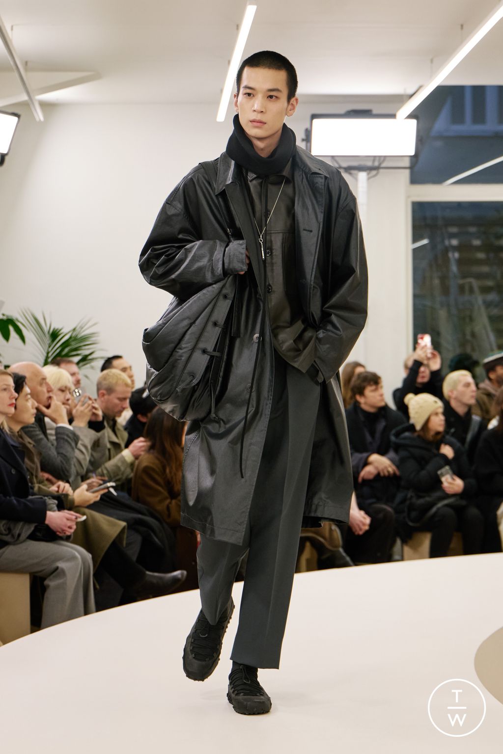 Fashion Week Paris Fall/Winter 2024 look 37 de la collection Lemaire menswear