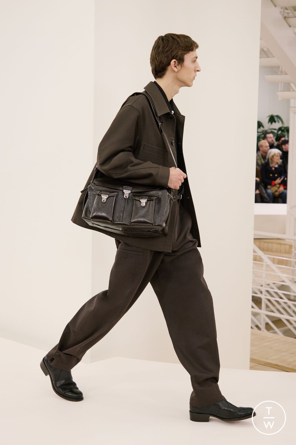 Fashion Week Paris Fall/Winter 2024 look 42 from the Lemaire collection 男装