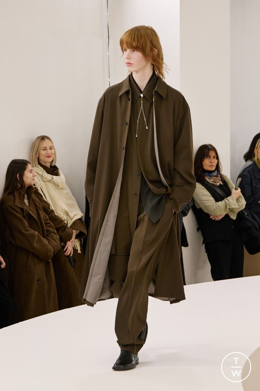 Fashion Week Paris Fall/Winter 2024 look 46 from the Lemaire collection 男装