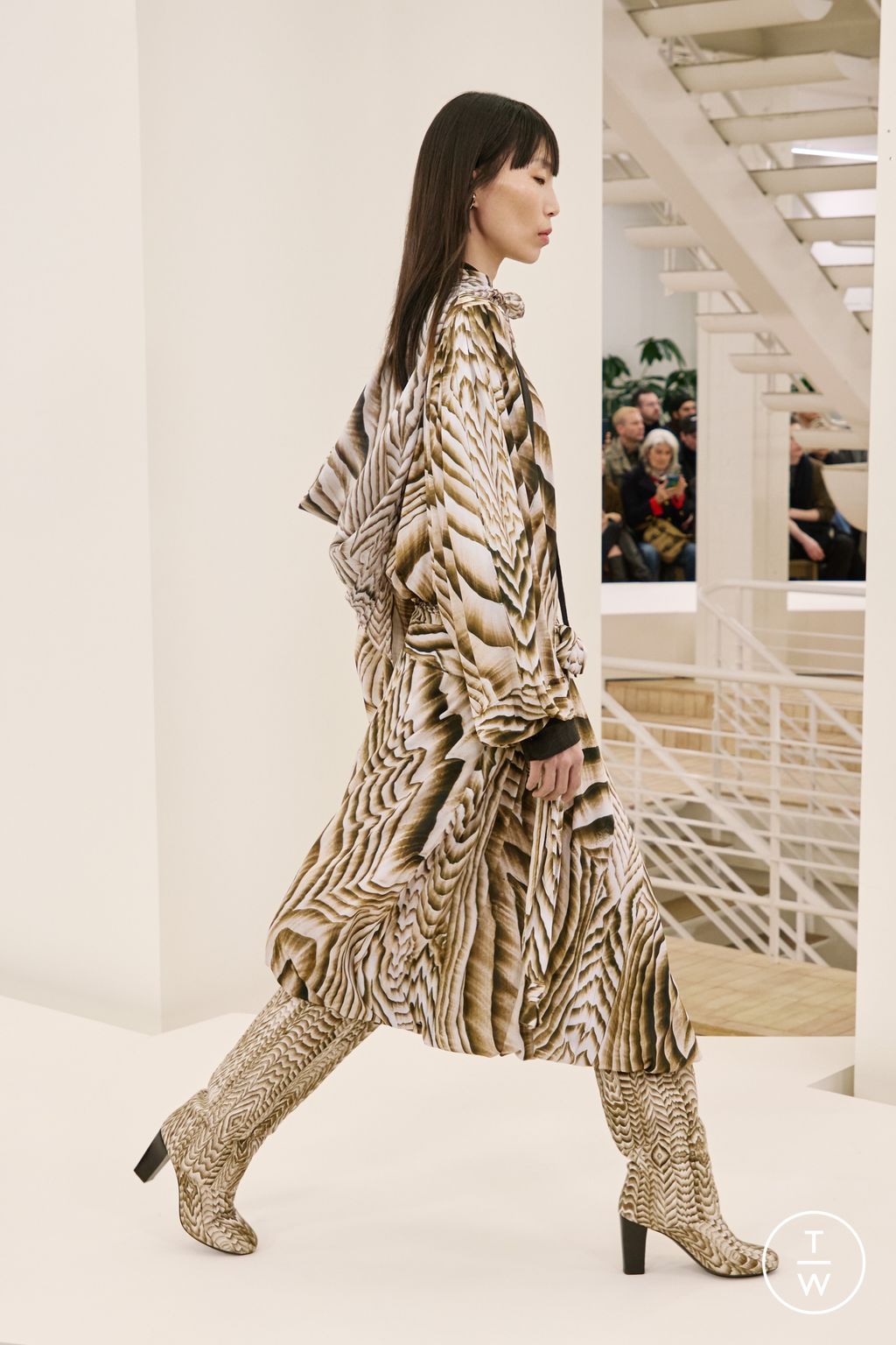 Fashion Week Paris Fall/Winter 2024 look 50 de la collection Lemaire menswear