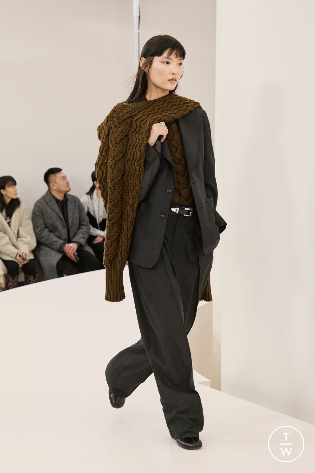 Fashion Week Paris Fall/Winter 2024 look 53 de la collection Lemaire menswear