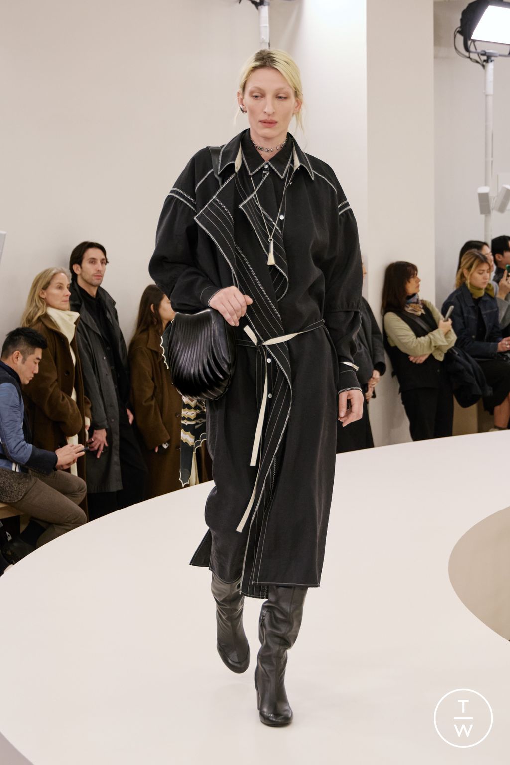 Fashion Week Paris Fall/Winter 2024 look 55 de la collection Lemaire menswear