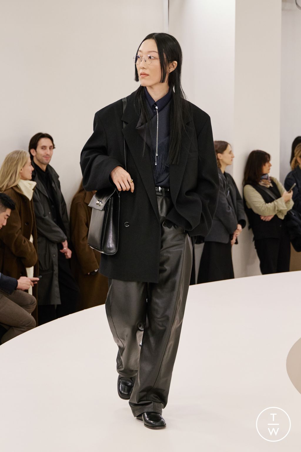 Fashion Week Paris Fall/Winter 2024 look 56 de la collection Lemaire menswear