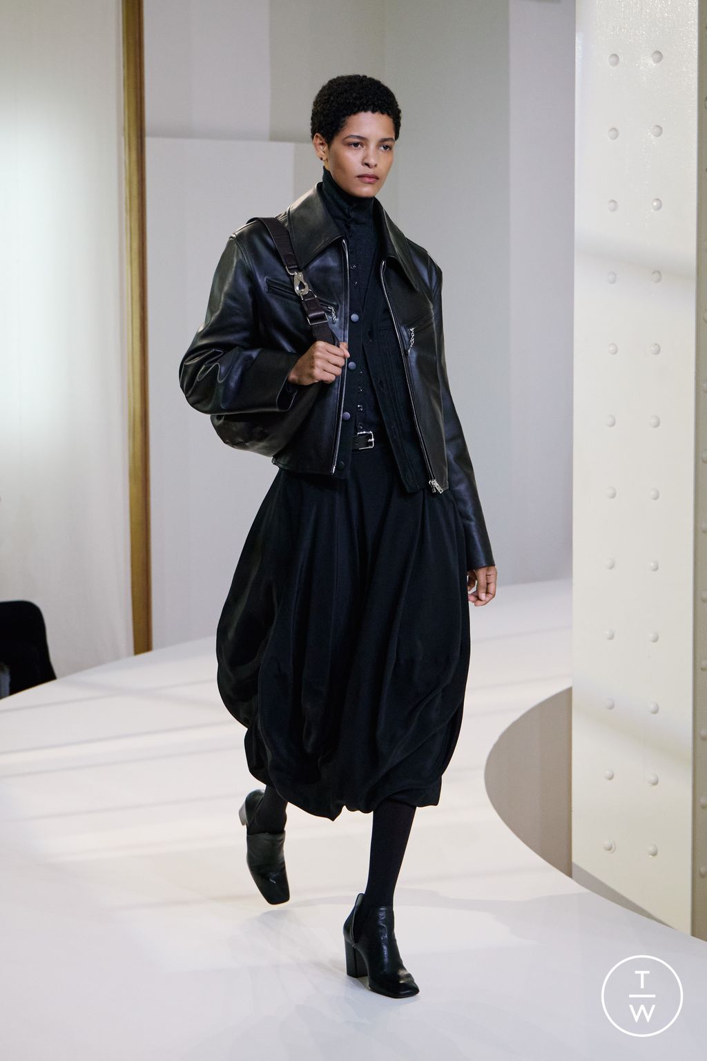 Fashion Week Paris Fall/Winter 2025 look 1 from the Lemaire collection menswear