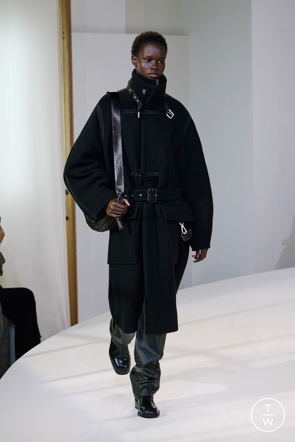Fashion Week Paris Fall/Winter 2025 look 4 from the Lemaire collection 男装