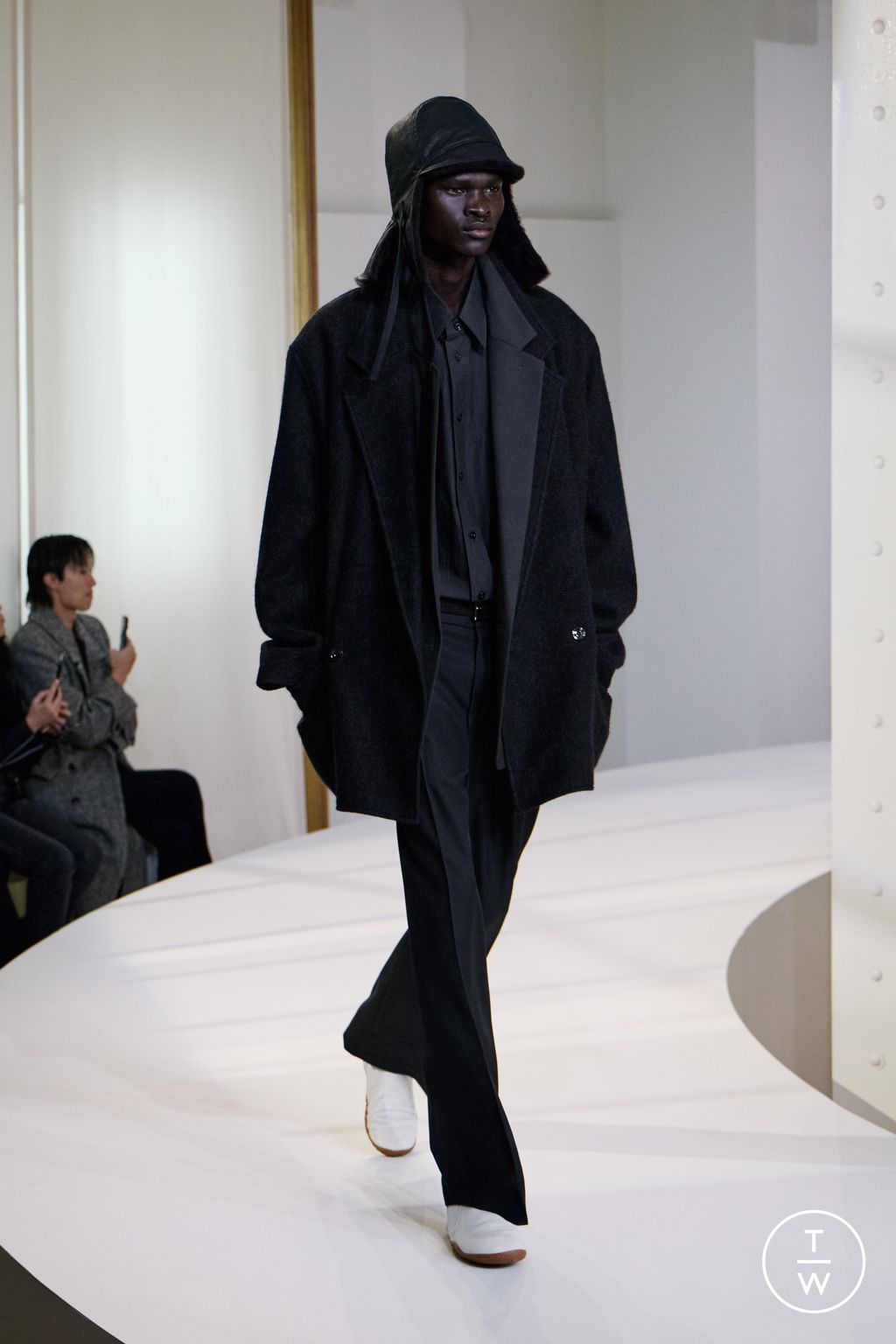 Fashion Week Paris Fall/Winter 2025 look 6 from the Lemaire collection 男装