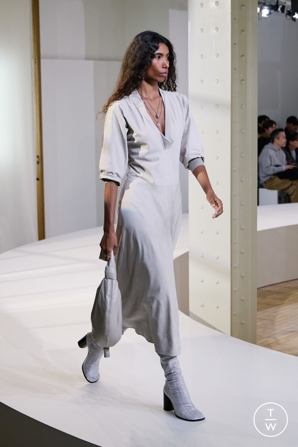 Fashion Week Paris Fall/Winter 2025 look 8 from the Lemaire collection 男装