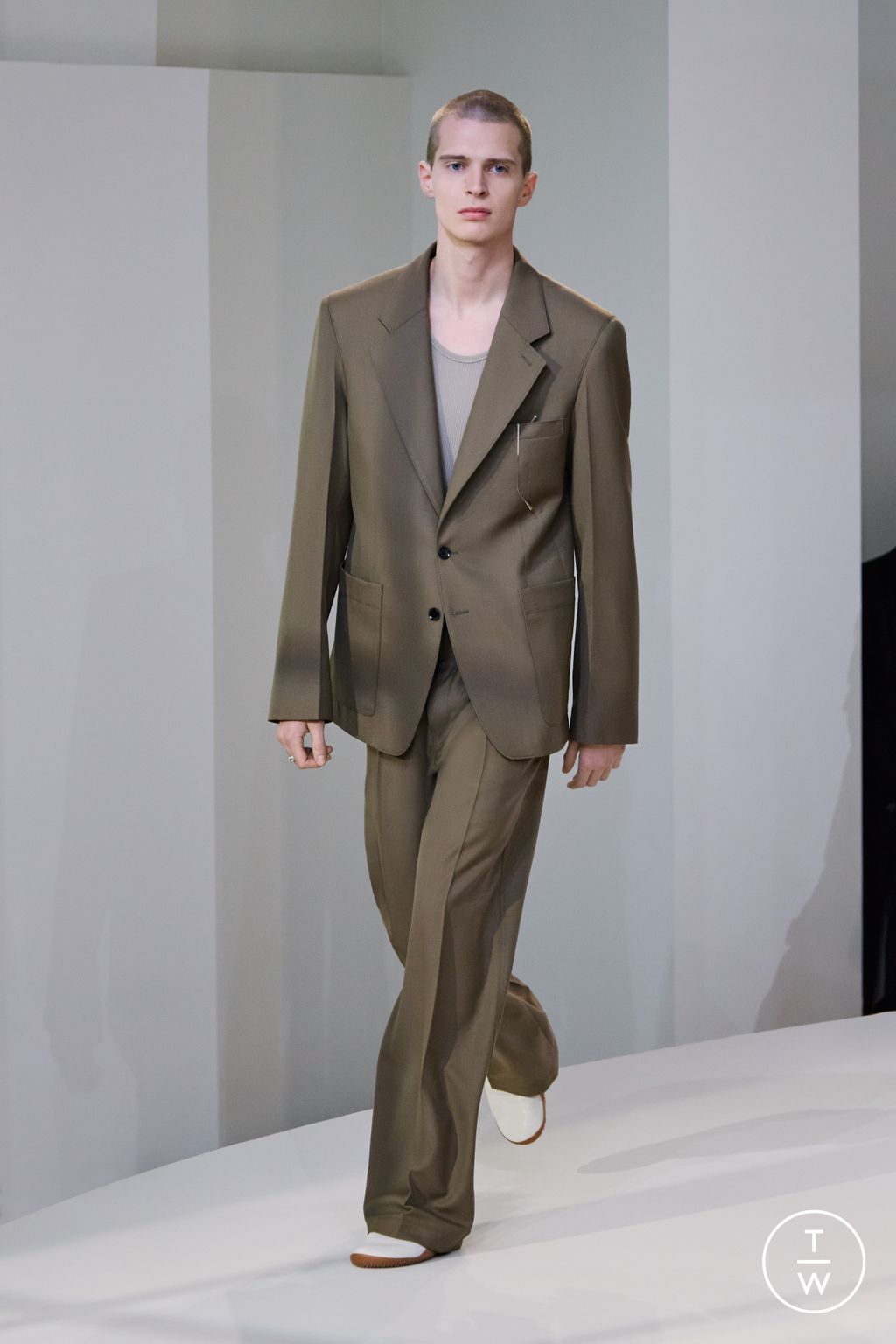 Fashion Week Paris Fall/Winter 2025 look 9 from the Lemaire collection 男装