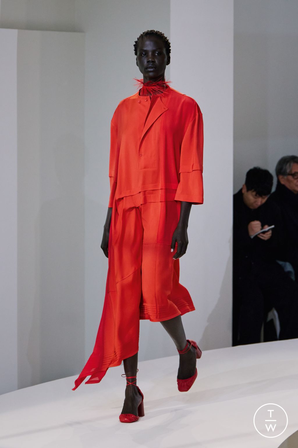 Fashion Week Paris Fall/Winter 2025 look 11 from the Lemaire collection 男装