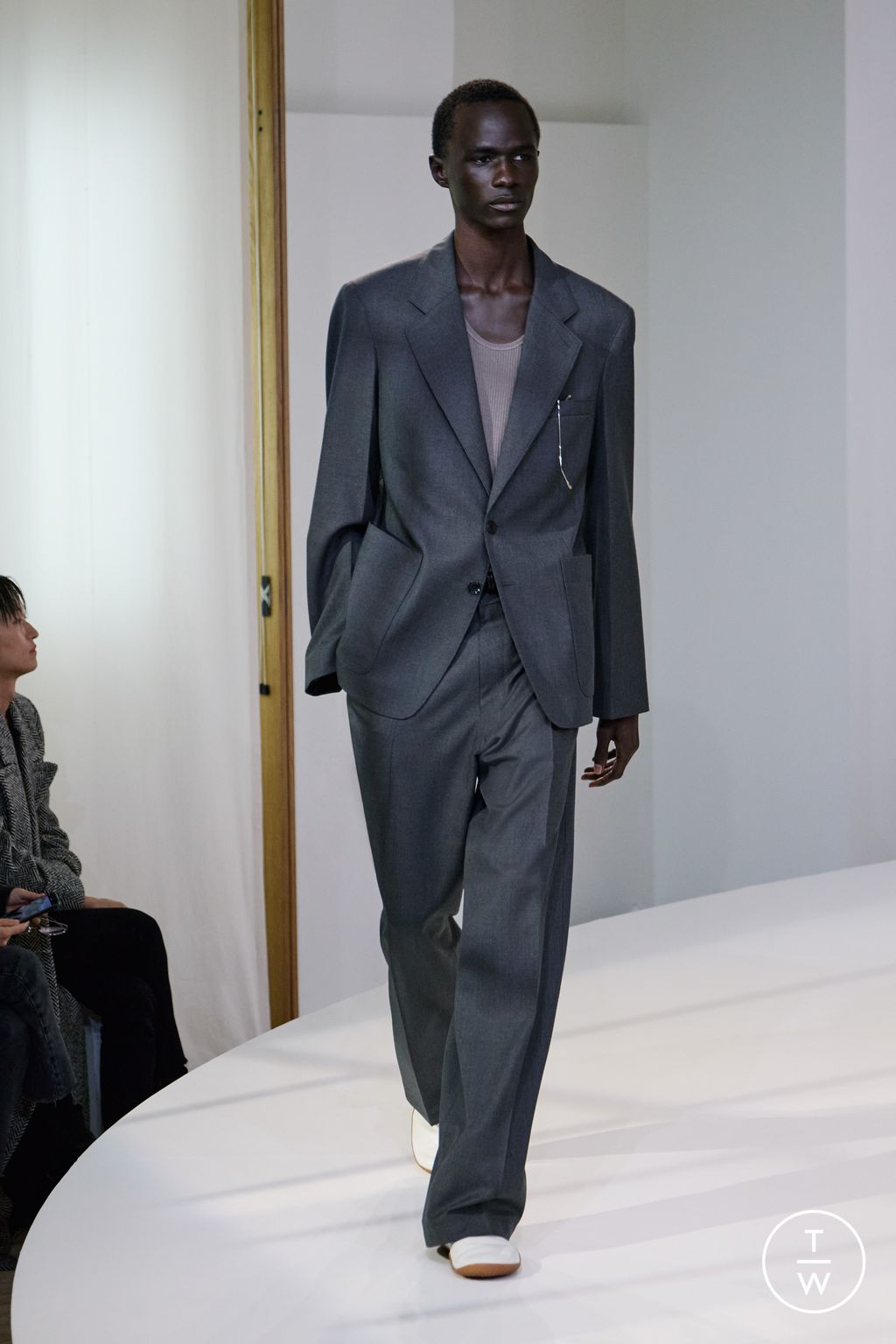 Fashion Week Paris Fall/Winter 2025 look 13 from the Lemaire collection 男装