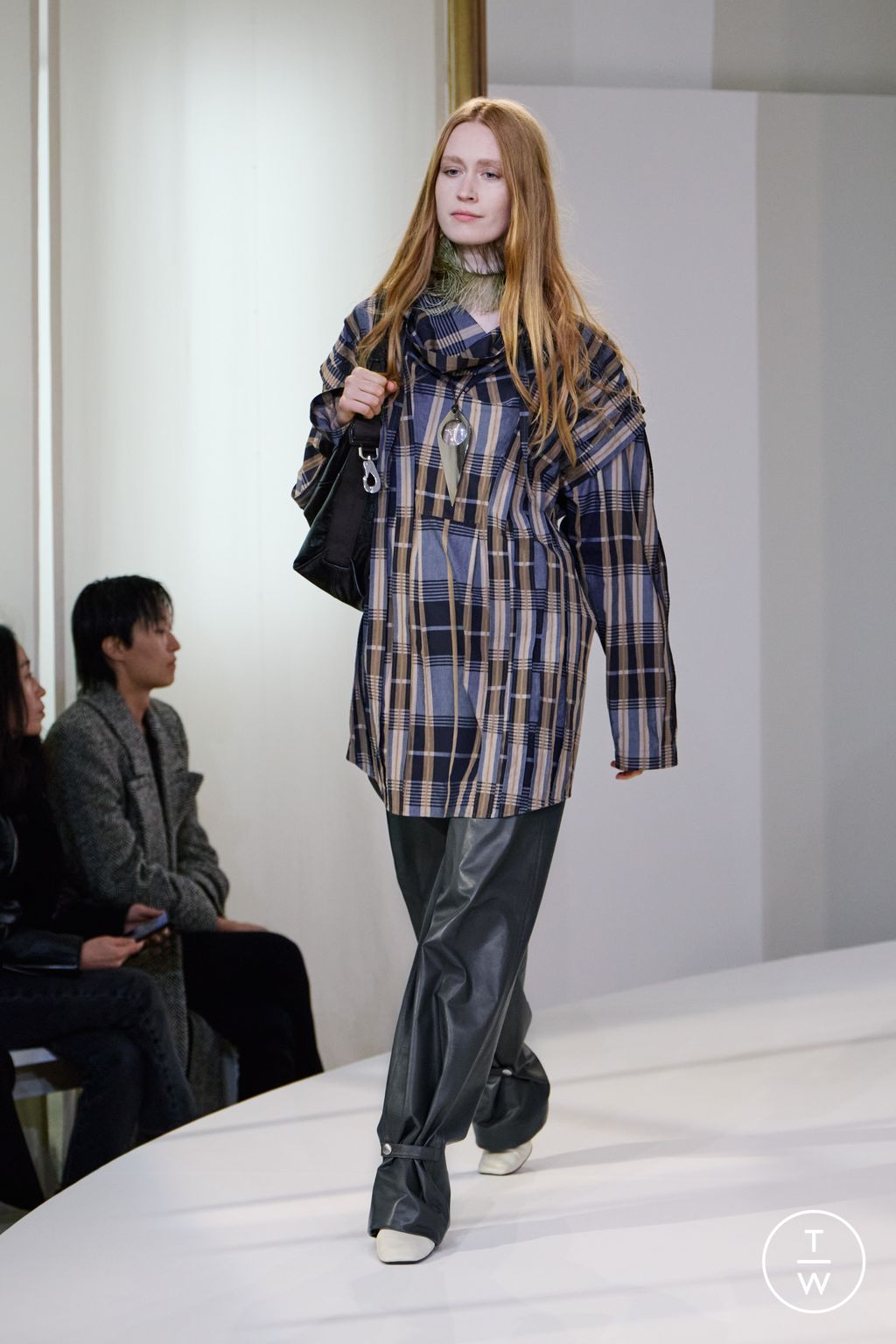 Fashion Week Paris Fall/Winter 2025 look 14 from the Lemaire collection 男装