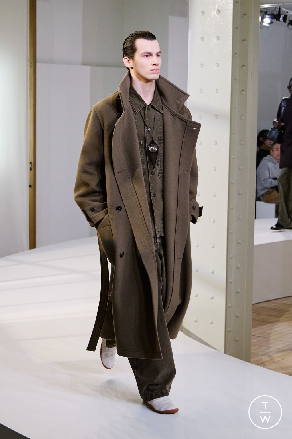 Fashion Week Paris Fall/Winter 2025 look 16 from the Lemaire collection 男装