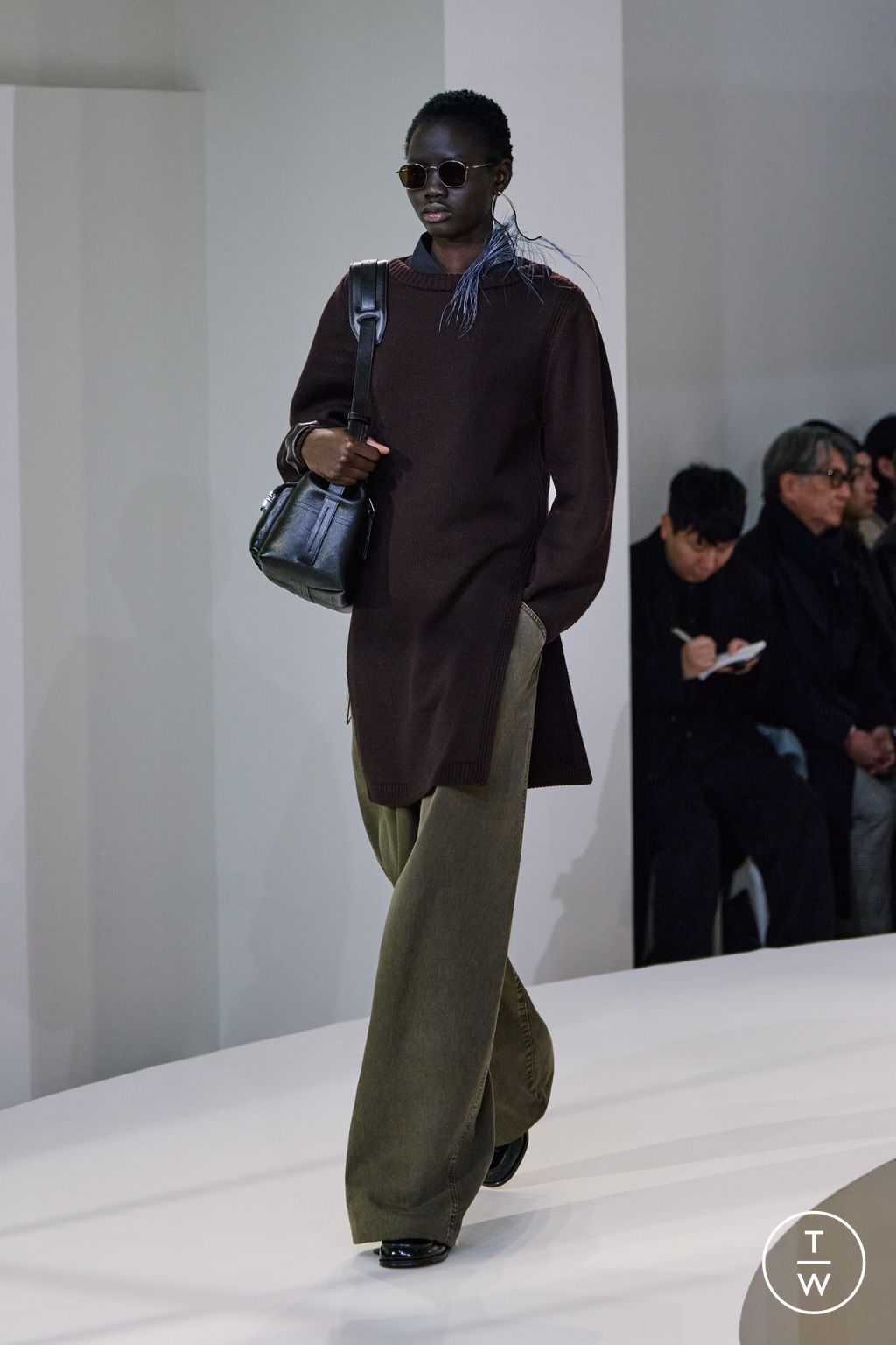 Fashion Week Paris Fall/Winter 2025 look 17 from the Lemaire collection 男装
