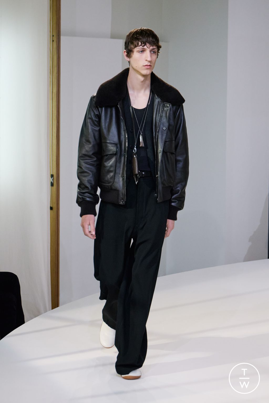 Fashion Week Paris Fall/Winter 2025 look 19 from the Lemaire collection 男装