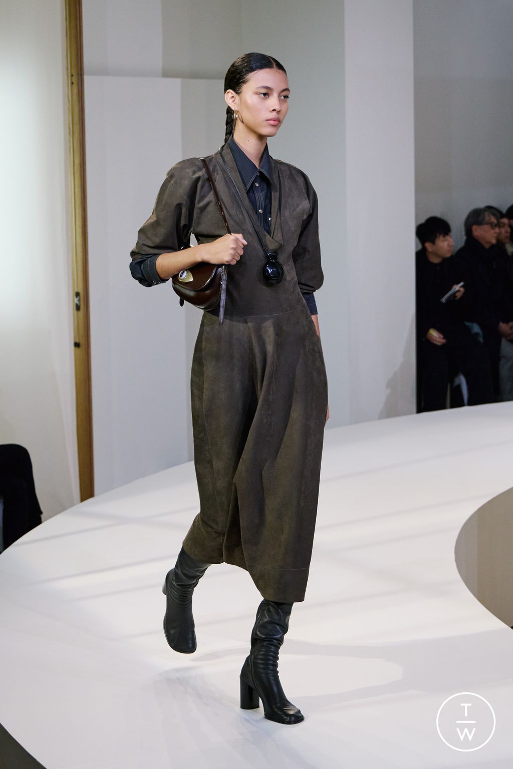 Fashion Week Paris Fall/Winter 2025 look 20 from the Lemaire collection 男装