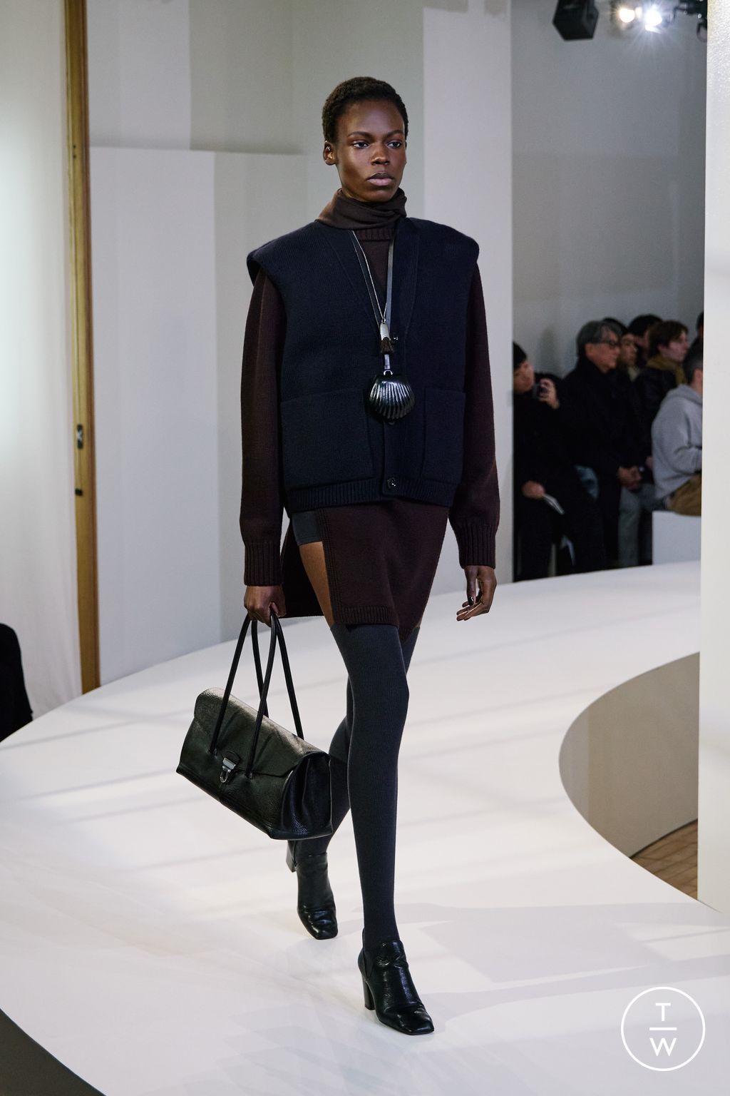 Fashion Week Paris Fall/Winter 2025 look 21 from the Lemaire collection 男装