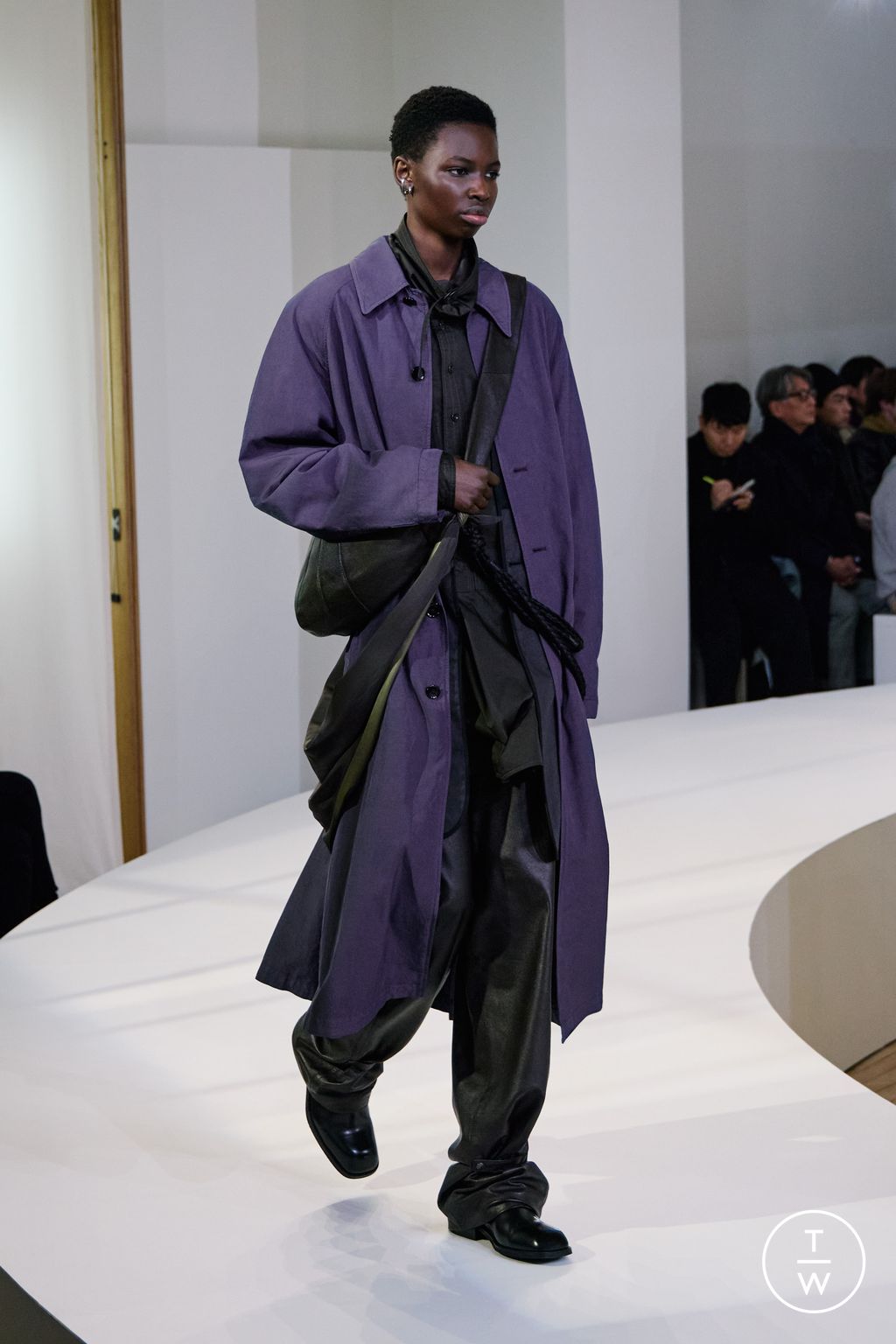 Fashion Week Paris Fall/Winter 2025 look 23 from the Lemaire collection 男装