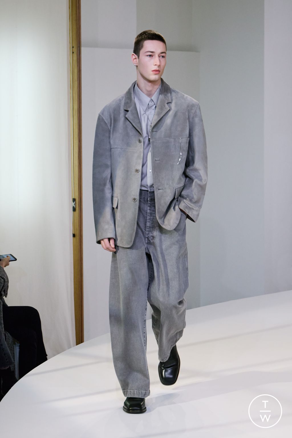 Fashion Week Paris Fall/Winter 2025 look 25 from the Lemaire collection menswear