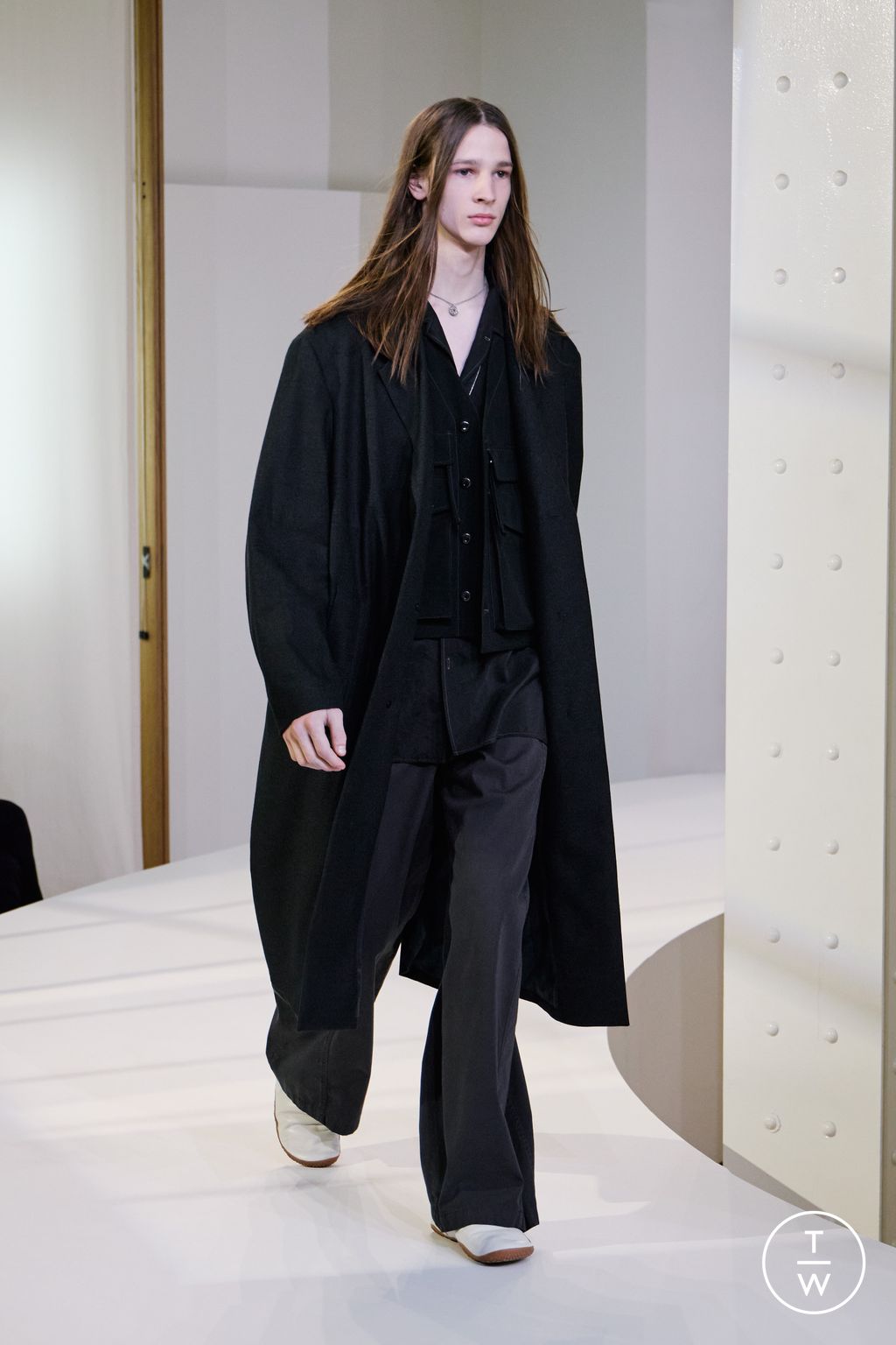 Fashion Week Paris Fall/Winter 2025 look 28 from the Lemaire collection 男装