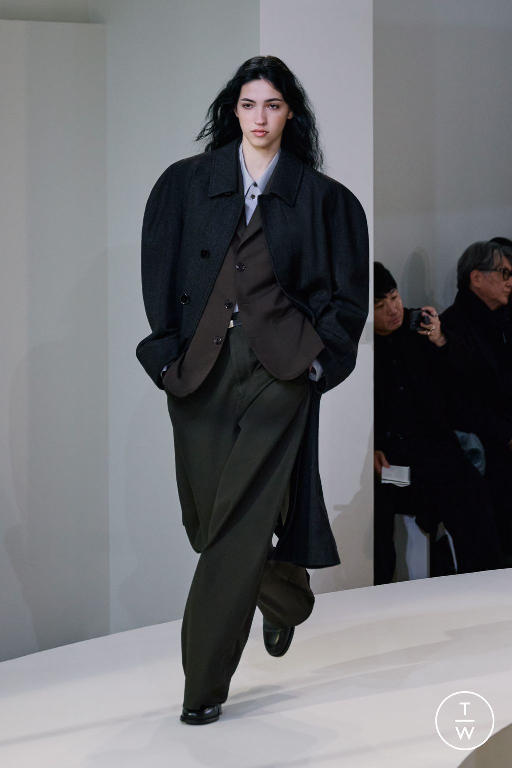 Fashion Week Paris Fall/Winter 2025 look 29 from the Lemaire collection 男装