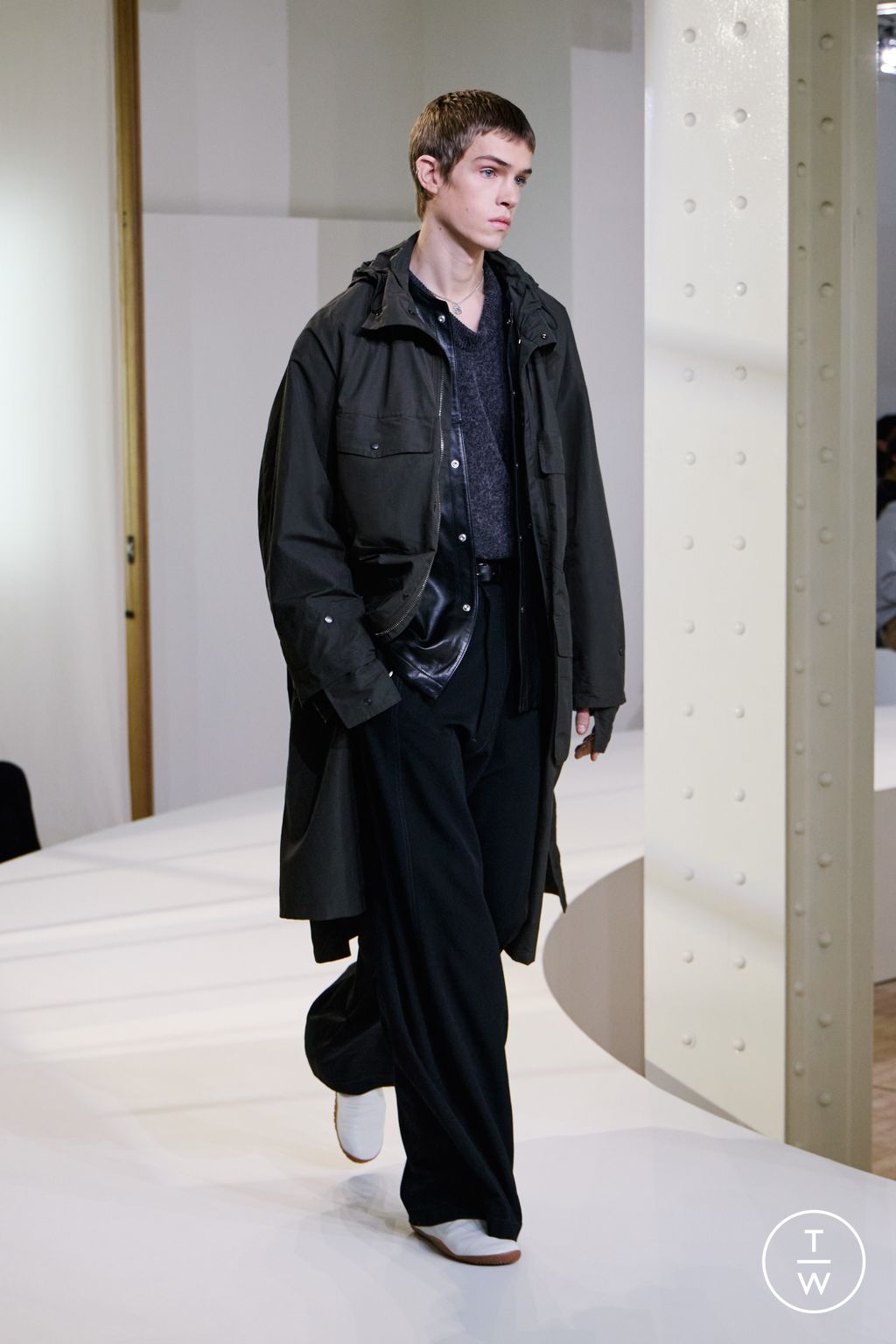 Fashion Week Paris Fall/Winter 2025 look 30 from the Lemaire collection menswear