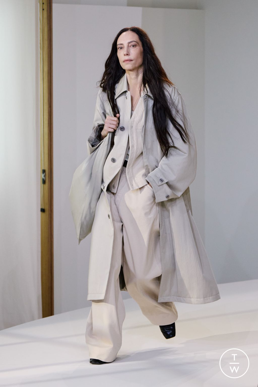 Fashion Week Paris Fall/Winter 2025 look 31 from the Lemaire collection 男装