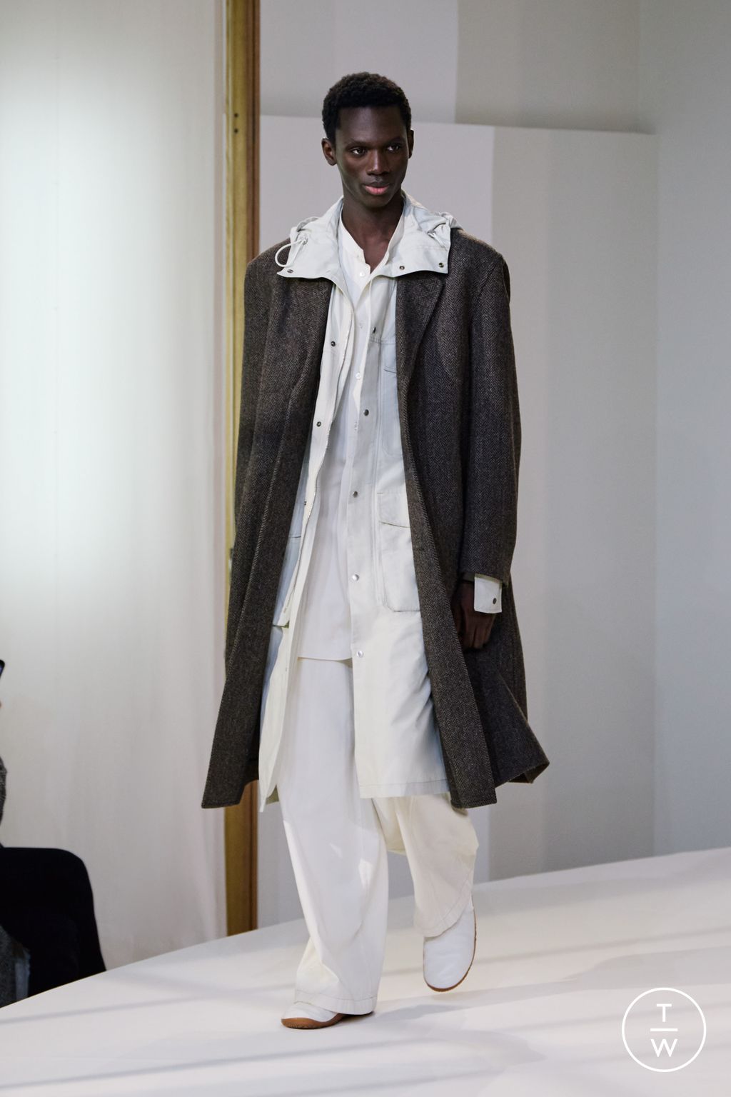 Fashion Week Paris Fall/Winter 2025 look 32 from the Lemaire collection 男装