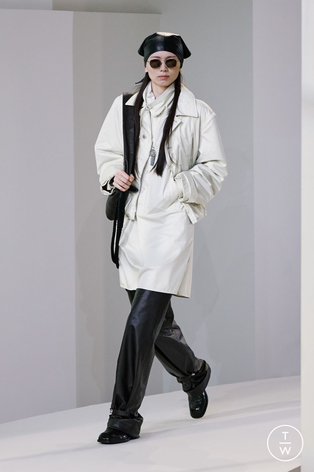Fashion Week Paris Fall/Winter 2025 look 33 from the Lemaire collection 男装