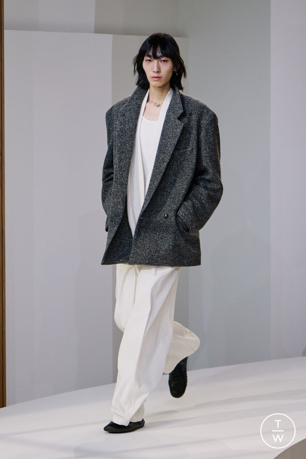 Fashion Week Paris Fall/Winter 2025 look 34 from the Lemaire collection 男装