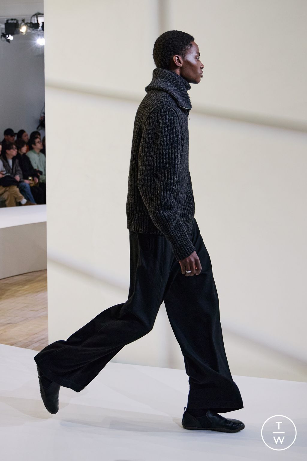 Fashion Week Paris Fall/Winter 2025 look 35 from the Lemaire collection 男装