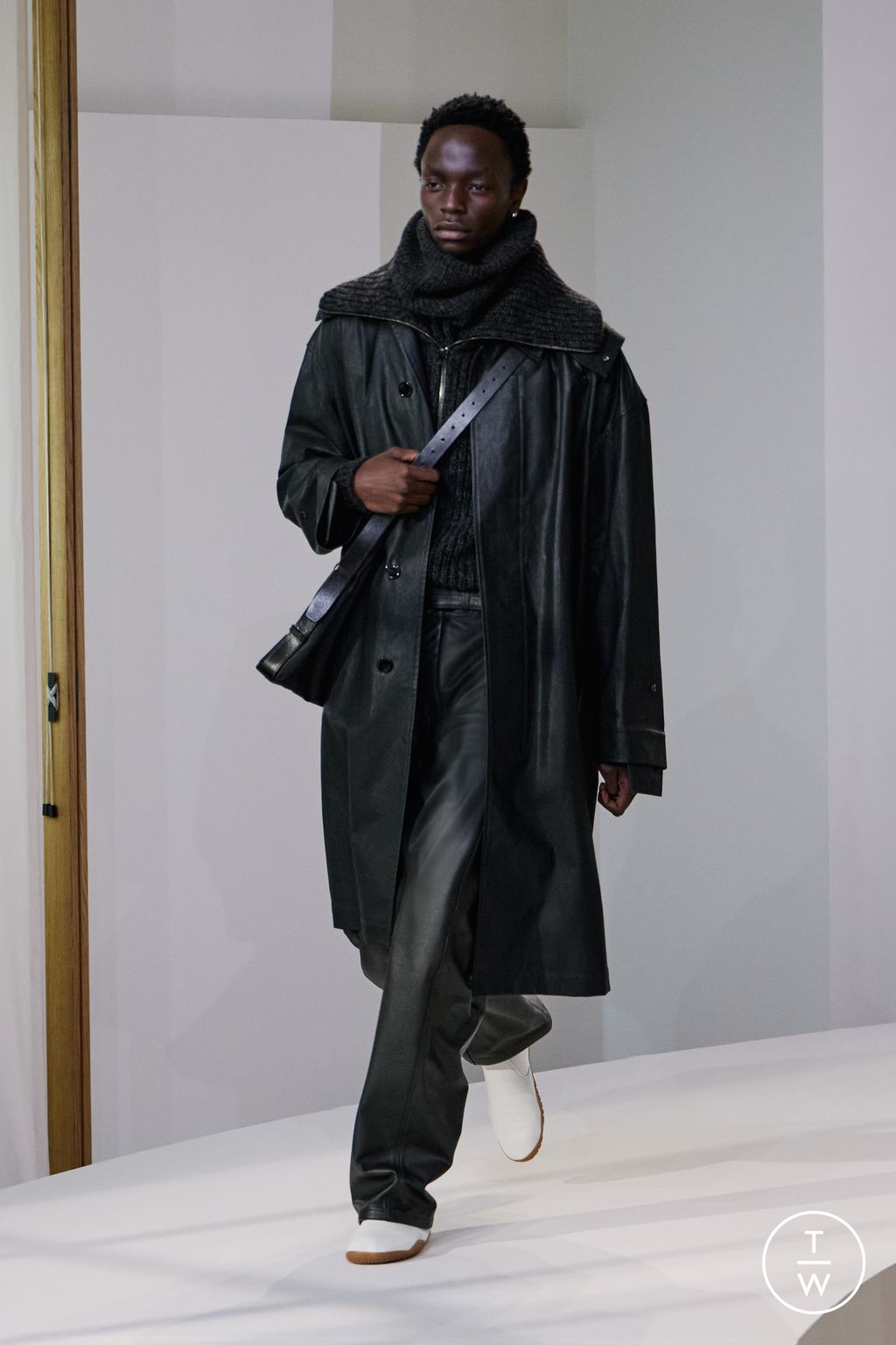 Fashion Week Paris Fall/Winter 2025 look 37 from the Lemaire collection 男装
