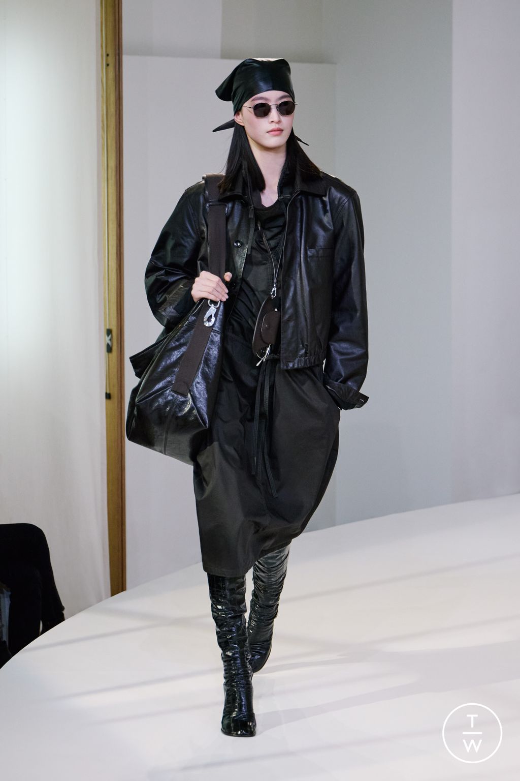Fashion Week Paris Fall/Winter 2025 look 38 from the Lemaire collection 男装