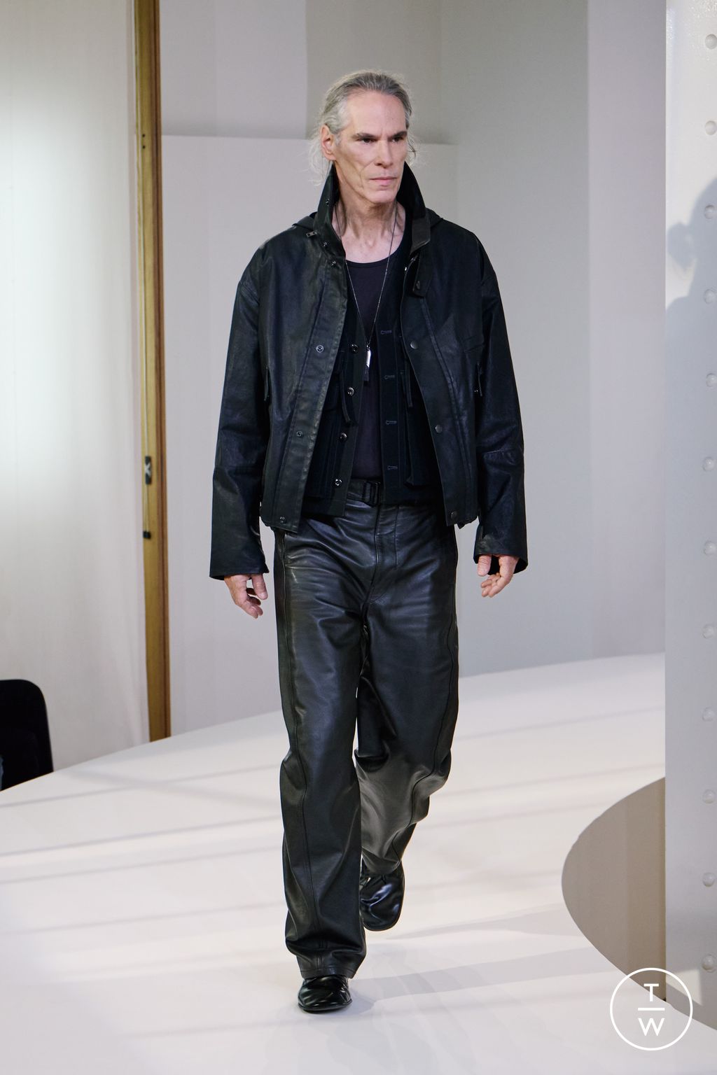 Fashion Week Paris Fall/Winter 2025 look 39 from the Lemaire collection 男装
